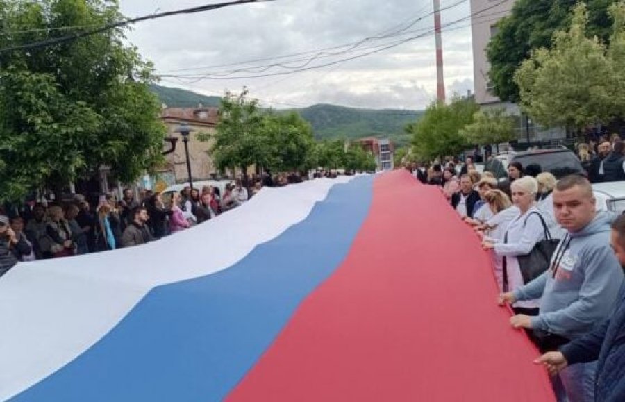 Shpaloset një flamur i madh serb në Zveçan
