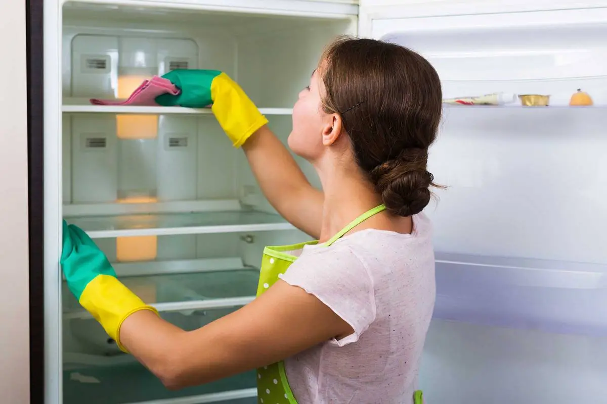 Gjashtë gabimet që bëni kur pastroni frigoriferin