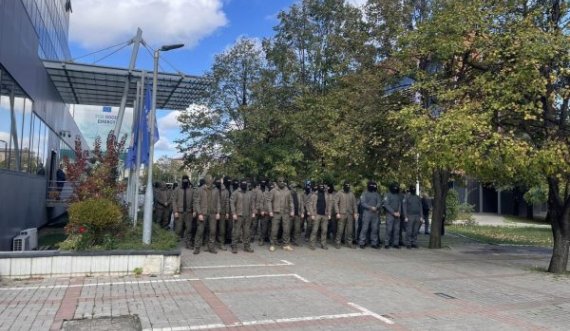 Nuk pajtohen për  shtesat e rrezikshmërisë, njësia më elitare e Policisë proteston para Qeverisë së Kosovës