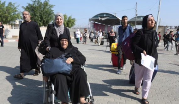 Dhjetëra persona hyjnë në pikëkalimin Rafah që lidh Gazën me Egjiptin