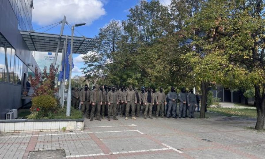 Nuk pajtohen për  shtesat e rrezikshmërisë, njësia më elitare e Policisë proteston para Qeverisë së Kosovës