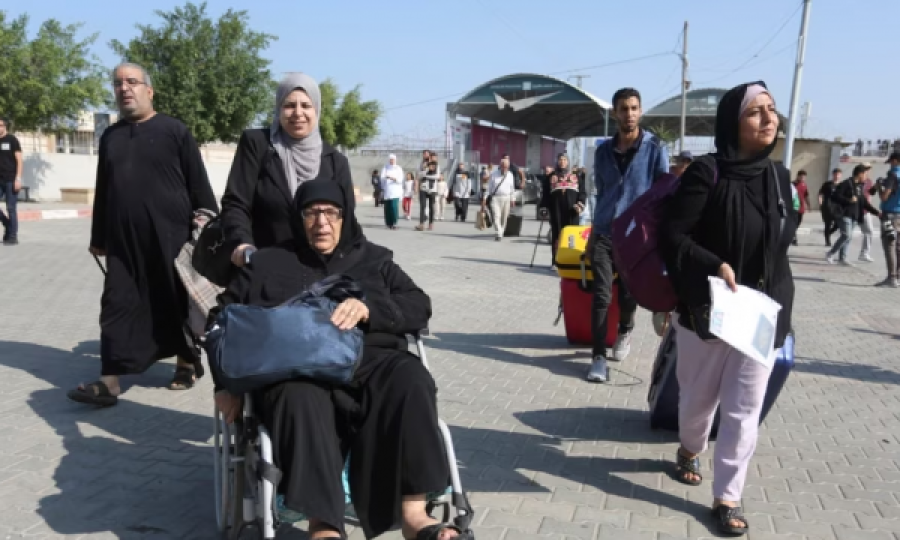 Dhjetëra persona hyjnë në pikëkalimin Rafah që lidh Gazën me Egjiptin