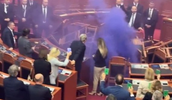 Deputeti hodhi  tymuese në Kuvend, Sali Berisha nuk ndihet mirë, largohet nga salla