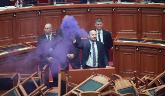 Situata në Kuvendin e Shqipërisë, deputeti i PD ndez tymuese, miratohen ligjet në mes të kaosit e tymit