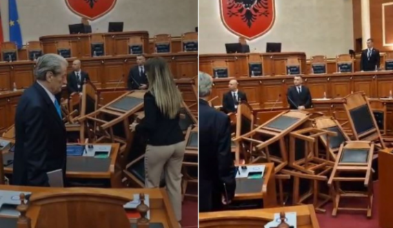 Në Kuvendin e Shqipërisë, opozita përmbys karriget e deputetëve socialistë 
