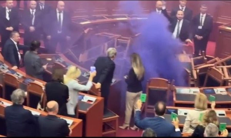 Deputeti hodhi  tymuese në Kuvend, Sali Berisha nuk ndihet mirë, largohet nga salla