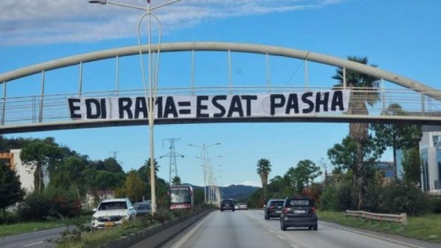 Shfaqet parulla në mes të autostradës: Edi Rama=Esat Pasha