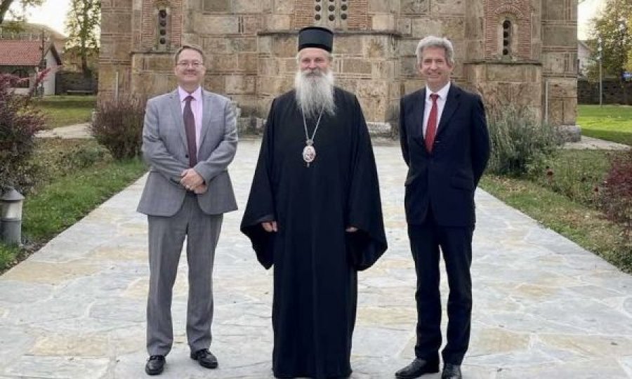Ambasadorët britanikë të Prishtinës e Beogradit në Manastirin e Graçanicës