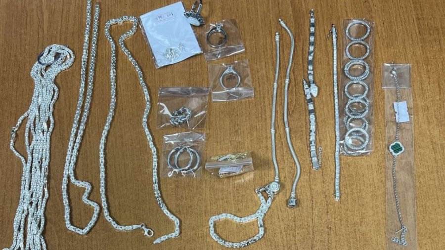 Në pikë kalimin kufitar të Hanit të Elezit konfiskohen 3.6 kilogramë argjend me vlerë rreth 5 mijë euro 