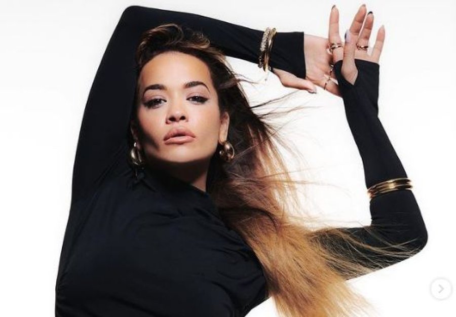 Rita Ora e bën një ndryshim më shumë në trupin e saj