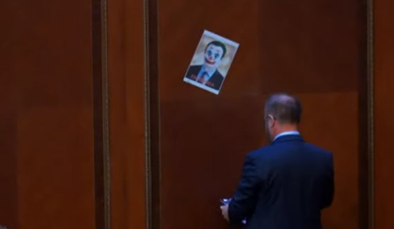Haki  Abazi e fyen rëndë Kryeministrin Kurti, shpërndan foto  si “palaço” në Kuvend, gjatë kohës sa ai po raporton