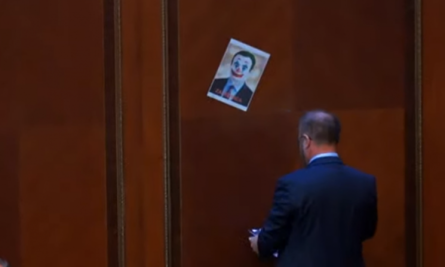 Haki  Abazi e fyen rëndë Kryeministrin Kurti, shpërndan foto  si “palaço” në Kuvend, gjatë kohës sa ai po raporton