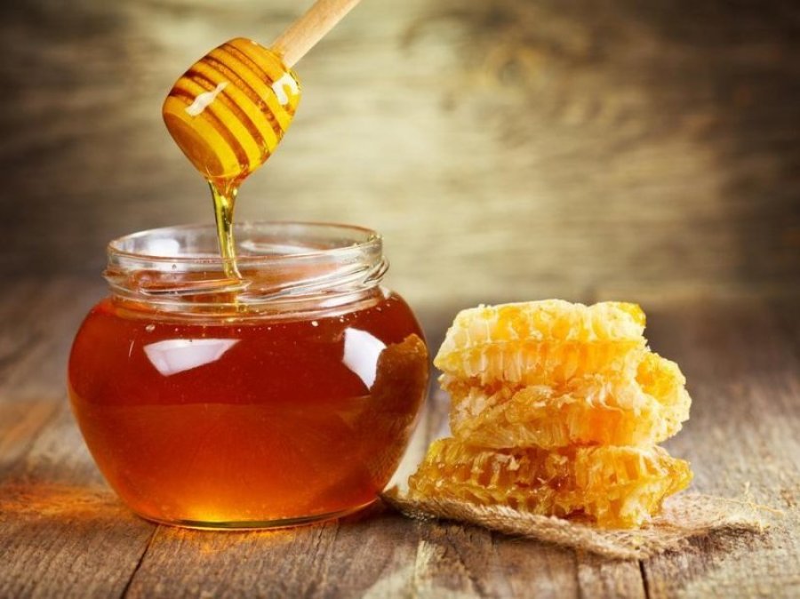 Kompresa me mjaltë shëron kollën brenda natës