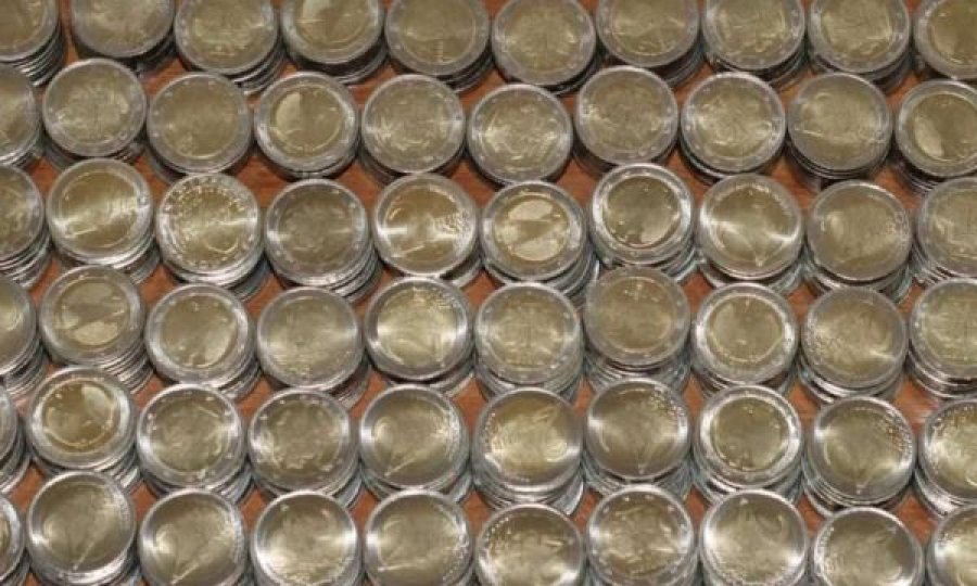 Të arrestuarit për falsifikim të monedhave 2-euroshe dalin para gjykatës