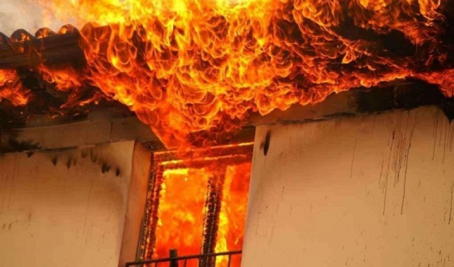Një shtëpi kaplohet nga zjarri në Ferizaj