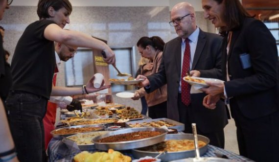 Fli, turshi, mantia në ambasadën amerikane, Jeffrey Hovenier ndanë fotografi nga “Darka e Lamës”