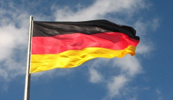 Nxënësit kërcënojnë me pistoletë mësuesen, evakuohet shkolla në Gjermani