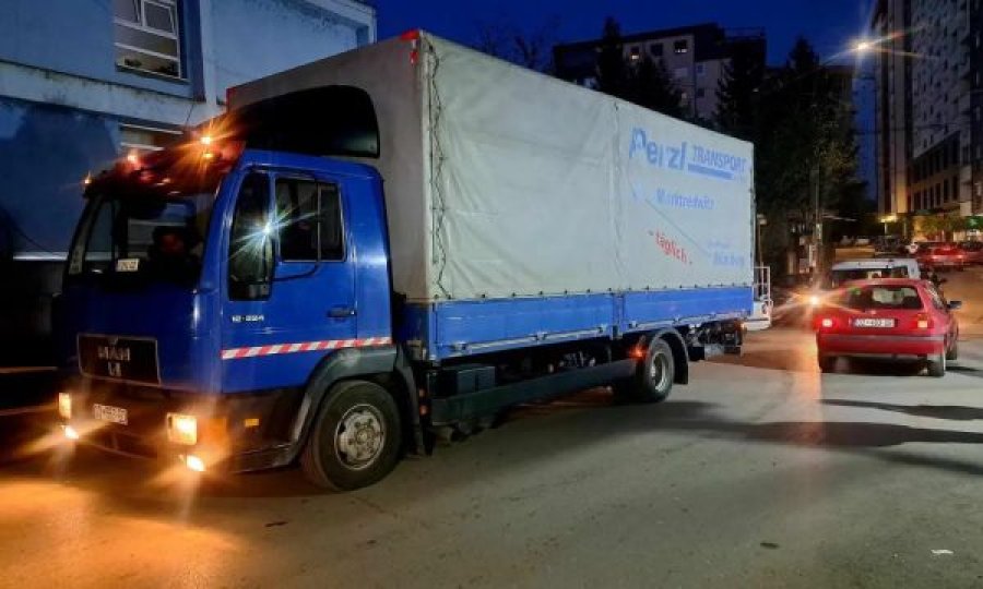Kamioni i parë me barna nga Serbia arrin në veri të Mitrovicës