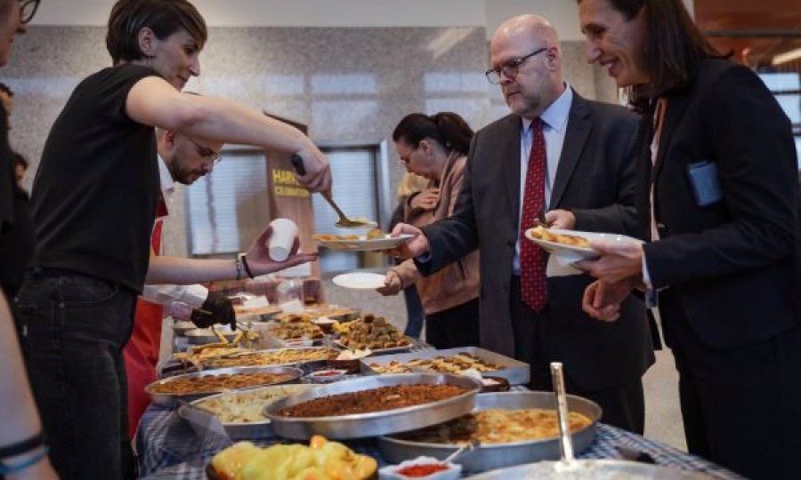 Fli, turshi, mantia në ambasadën amerikane, Jeffrey Hovenier ndanë fotografi nga “Darka e Lamës”