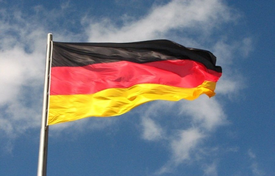 Nxënësit kërcënojnë me pistoletë mësuesen, evakuohet shkolla në Gjermani
