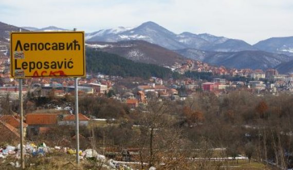 Dy persona të paautorizuar ndërruan disa shenja të trafikut në Leposaviq