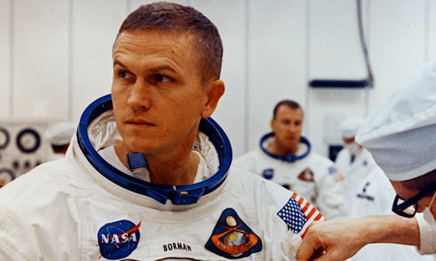 Vdes astronauti që udhëhoqi misionin e parë në Hënë