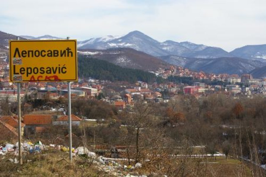 Dy persona të paautorizuar ndërruan disa shenja të trafikut në Leposaviq