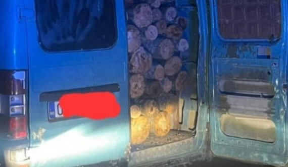 Ndalohet nga policia një furgon që po transportonte drunj