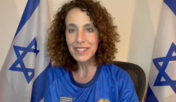 Ambasadorja e Izraelit Tamar Ziv shfaqet me bluzë të ekipit kosovar: Fitoftë më i miri