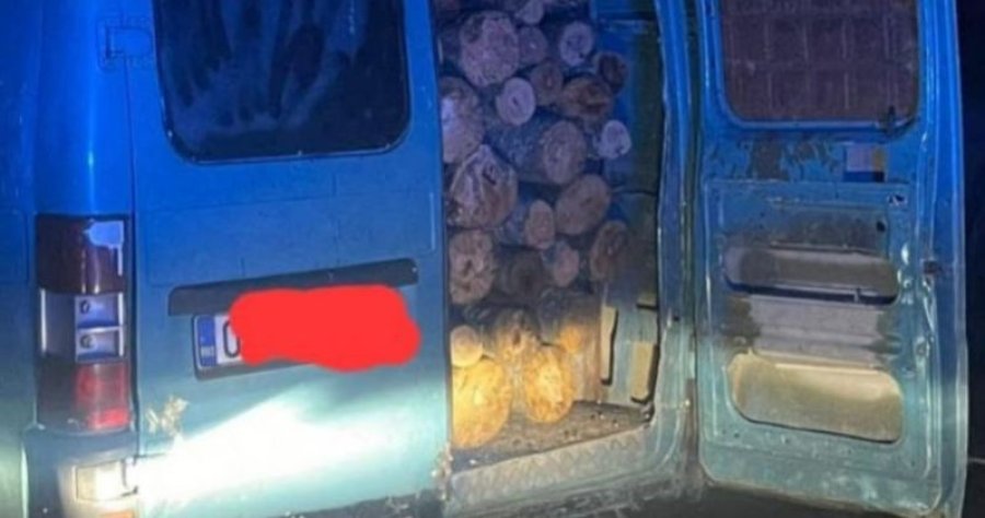 Ndalohet nga policia një furgon që po transportonte drunj