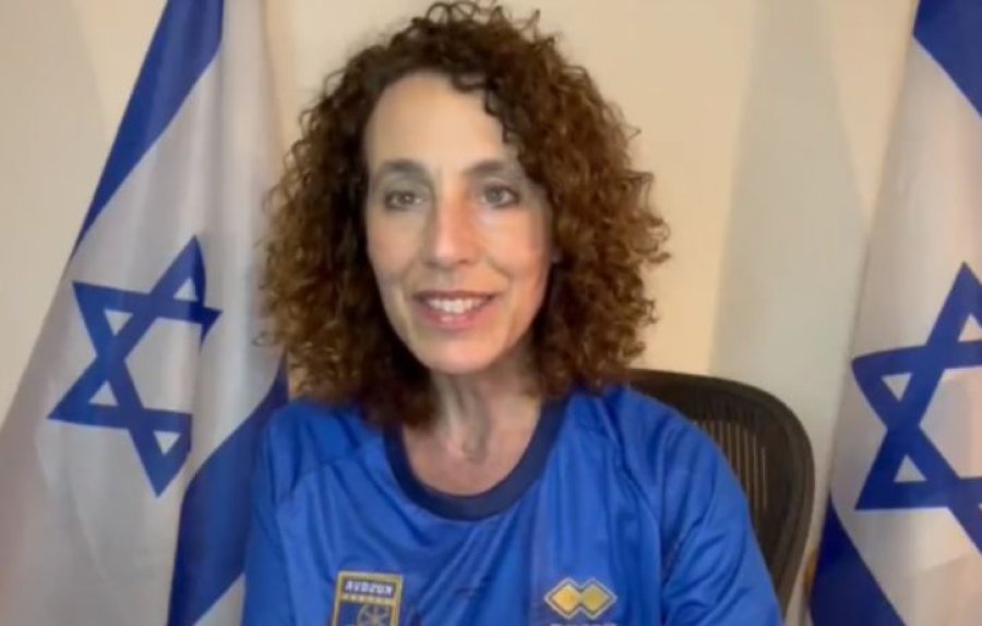 Ambasadorja e Izraelit Tamar Ziv shfaqet me bluzë të ekipit kosovar: Fitoftë më i miri