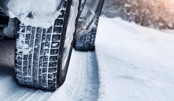 Rreth 1000 automjete të bllokuara në Suedi nga bora