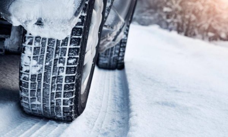 Rreth 1000 automjete të bllokuara në Suedi nga bora