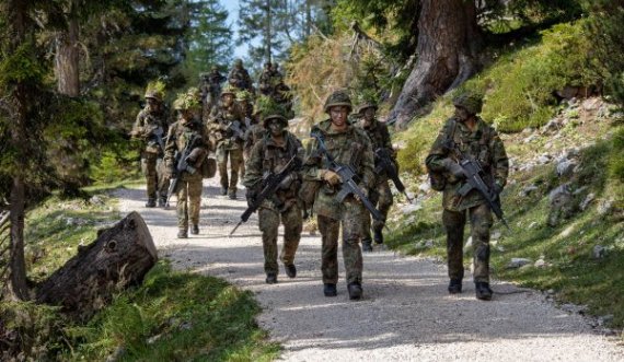 Ministri gjerman thotë se Bundeswehri duhet të jetë sërish “i përgatitur për luftë“