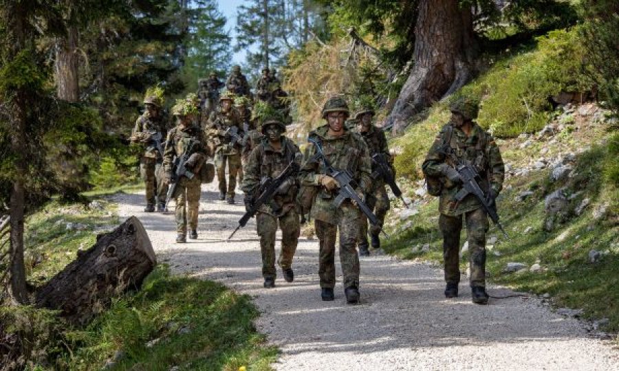 Ministri gjerman thotë se Bundeswehri duhet të jetë sërish “i përgatitur për luftë“