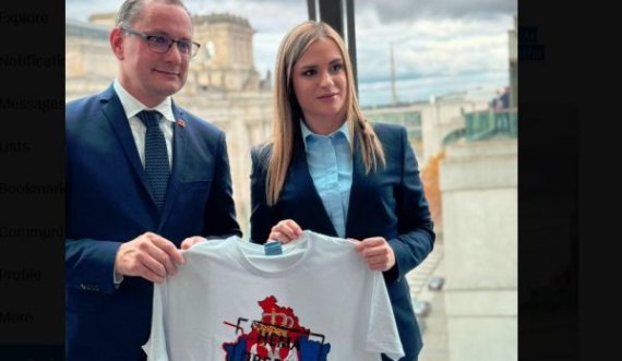 Deputetja serbe ia dhuron deputetit gjerman bluzën ku harta e Kosovës është e mbuluar me flamurin e Serbisë