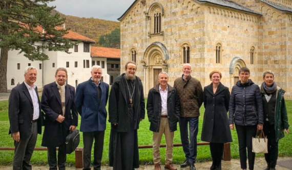 Rohde me ambasadorët gjermanë të rajonit vizitojnë manastirin e Deçanit