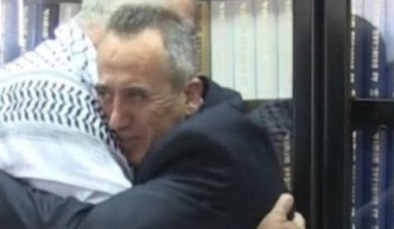 Pse u përqafua ambasadori palestinez në Beograd me kreun e çetnikëve serbë Sheshel?