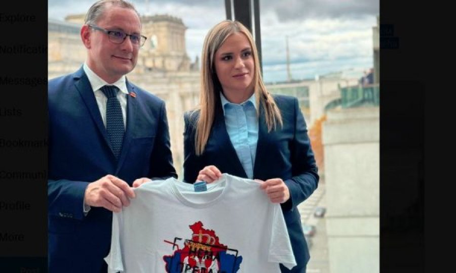 Deputetja serbe ia dhuron deputetit gjerman bluzën ku harta e Kosovës është e mbuluar me flamurin e Serbisë
