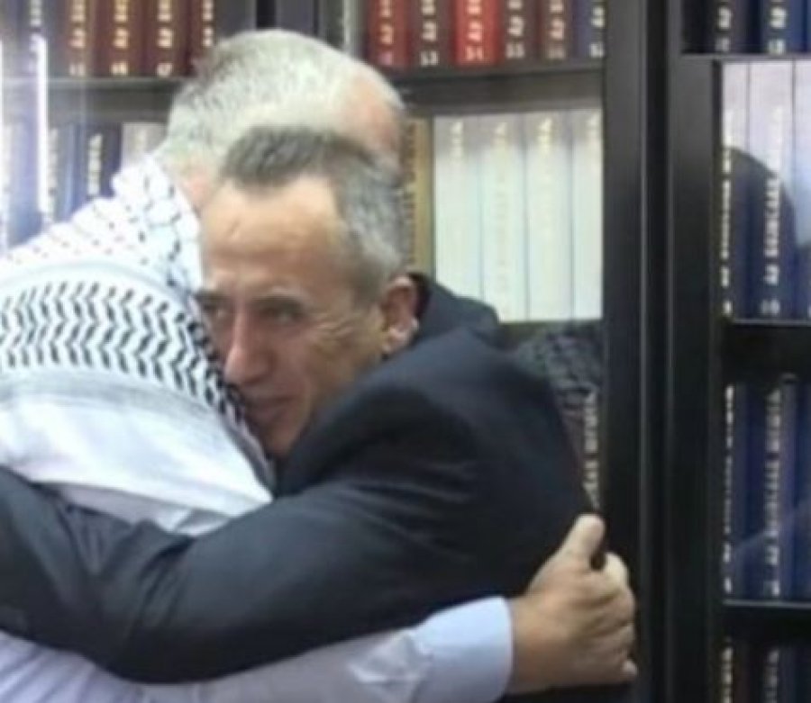 Pse u përqafua ambasadori palestinez në Beograd me kreun e çetnikëve serbë Sheshel?