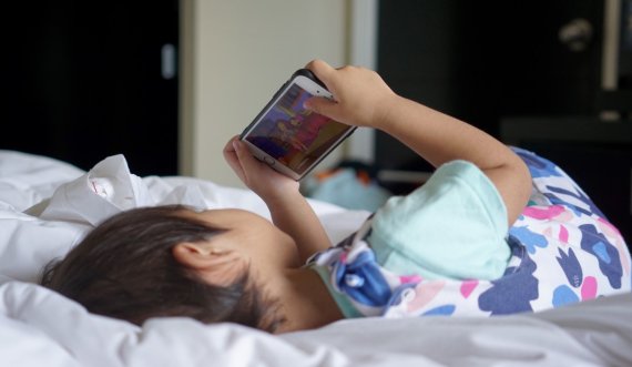 Fëmijët më të vegjël se 10 vjeç të qëndrojnë larg telefonave mobilë