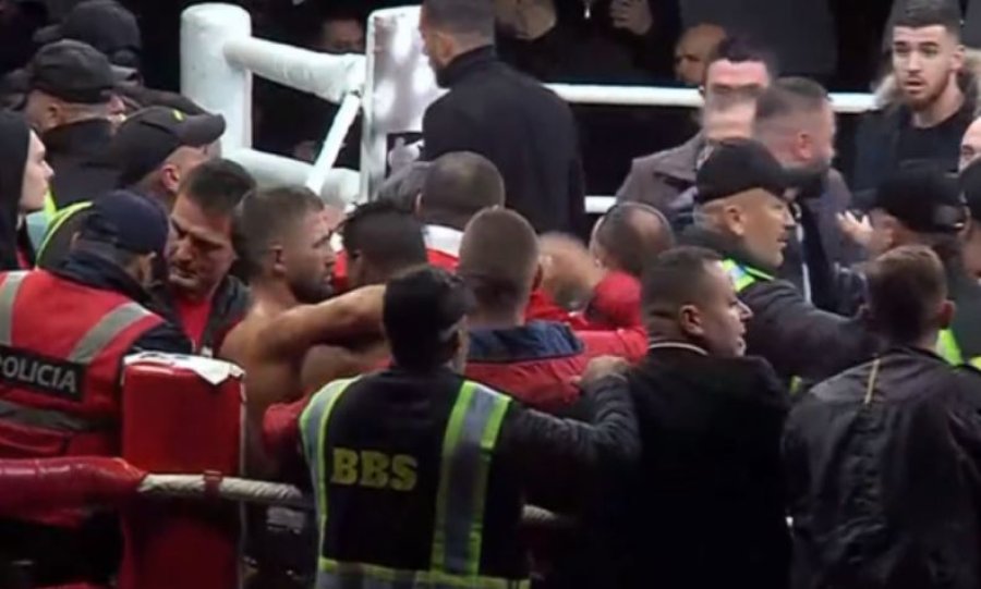 Tifozët shqiptarë hyjnë në ring dhe godasin me grushte boksierin 