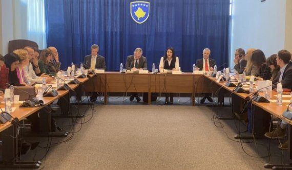 Ambasadorët kërkojnë dinamikë në dialog, zyrtarët shtetëror ankohen për qasjen e BE-së karshi Kosovës
