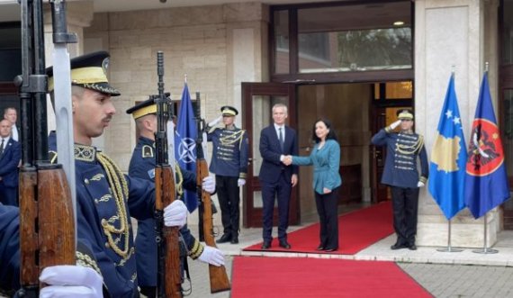 Shefi i NATO-s arrin në Presidencë, e pret  Vjosa Osmani