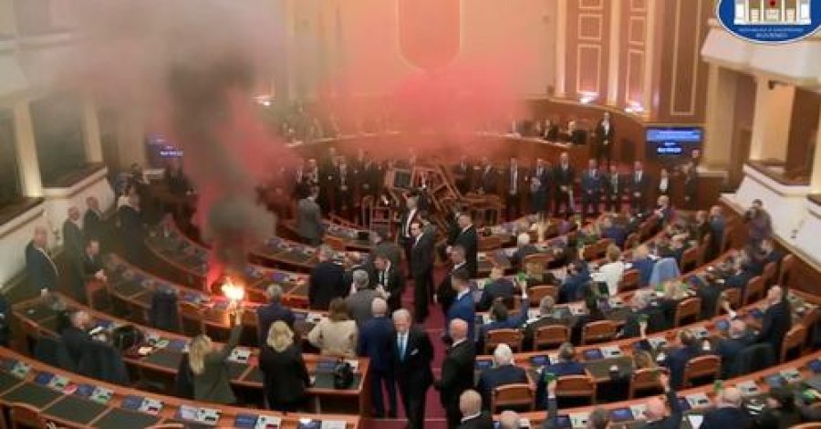 Ndizen flakadanët në parlamentin shqiptar