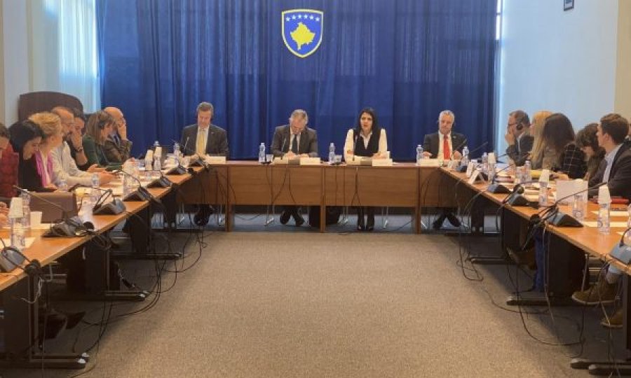 Ambasadorët kërkojnë dinamikë në dialog, zyrtarët shtetëror ankohen për qasjen e BE-së karshi Kosovës