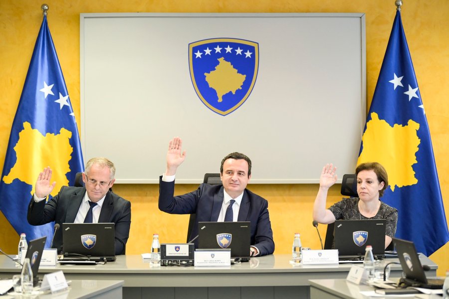 Qeveria Kurti merr vendim që t’i lejojë veturat me targa të Serbisë të hyjnë pa stikera në Kosovë