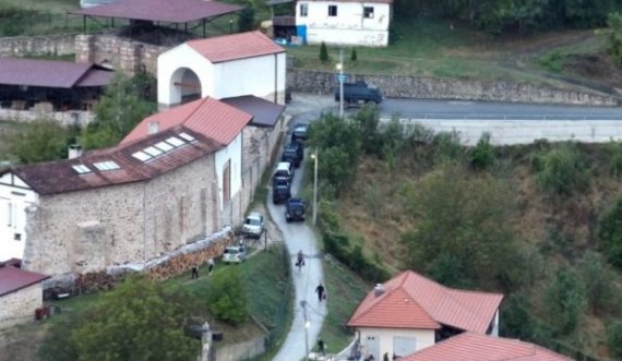 Publikohet fotografia: Zbulohen mjete ushtarake në afërsi të Manastirit të Banjskës 