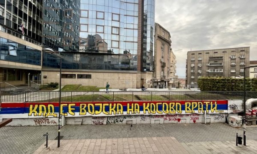 Gazetari nga Brukseli: Regjimi i Serbisë njofton kthimin e ushtrisë në Kosovë, NATO dhe BE ta marrin seriozisht