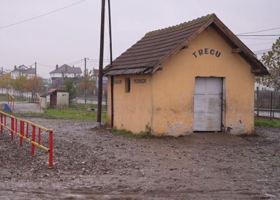 Detaje nga tregu i kafshëve në Prizren ku 10 persona mbetën të plagosur nga shpërthimi i granatës